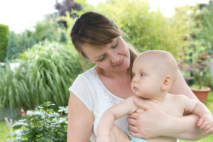 Mutter und Baby im Garten, Portrait Mutter und Baby im Garten, Portrait